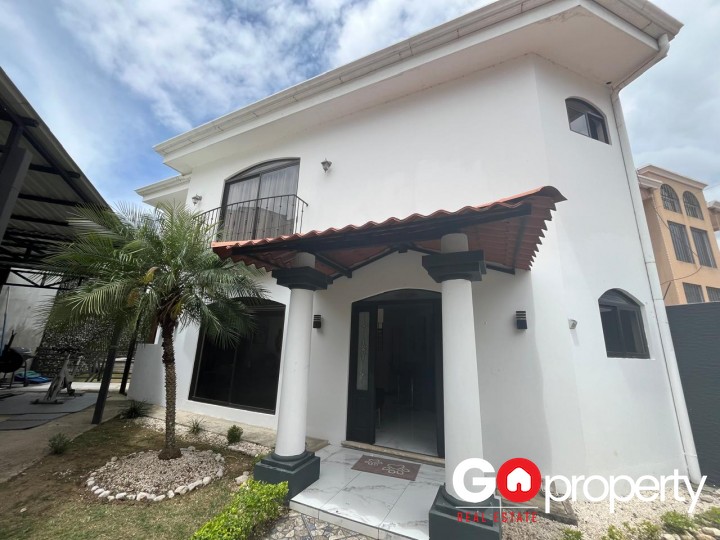 Venta Casa con Piscina - Ayarco Sur 